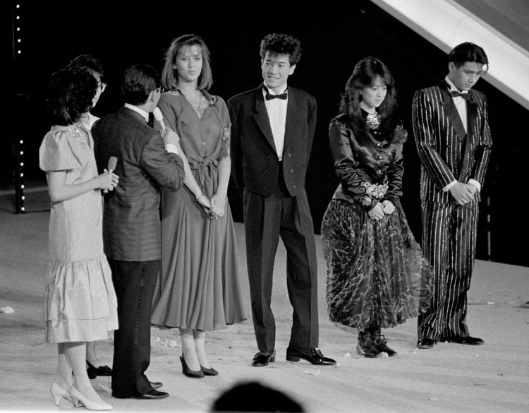 1985年、第1回東京国際映画祭ウェルカムパーティー。右から2人目が中森明菜。司会のタモリ（左から2人目）から質問を受けるフランスの女優ソフィー・マルソー、田原俊彦、近藤真彦ら（時事通信フォト）