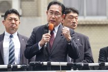 襲撃翌日には、大分で参院補選の応援演説に立った（時事通信フォト）