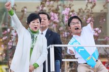 学歴詐称疑惑が再燃し、苦境に立つ小池百合子・東京都知事（写真左／時事通信フォト）