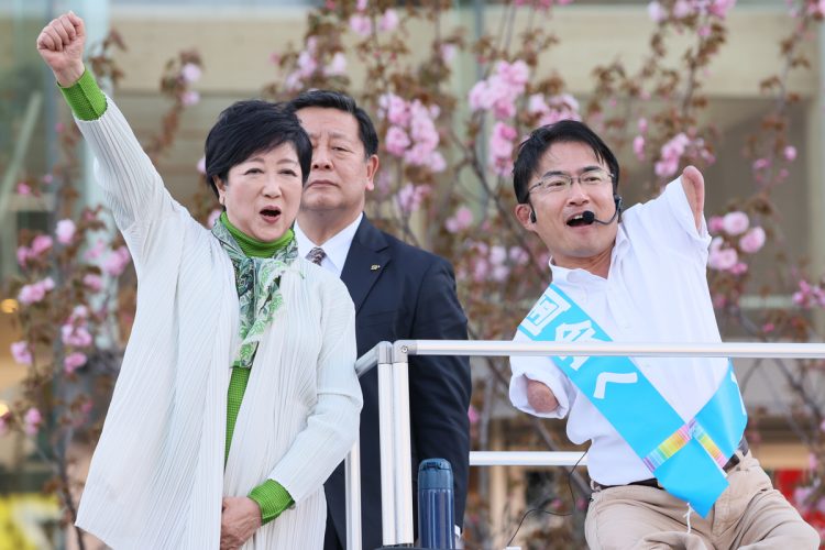 学歴詐称疑惑が再燃し、苦境に立つ小池百合子・東京都知事（写真左／時事通信フォト）