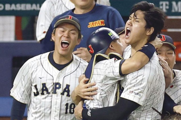 優勝を決めた瞬間、笑顔でマウンドの大谷翔平（右）のもとへ向かう山本由伸（写真／共同通信社）