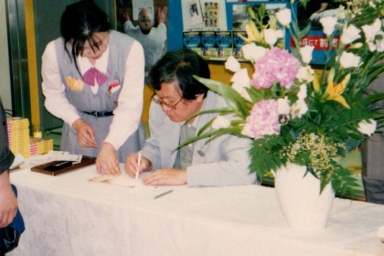 『ぼくらの七日間戦争2』公開時のサイン会でサインを書く先生（提供写真）