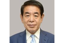 党員資格停止になったが、「自民党」のポスターやノボリを使う下村博文・元文科相（写真／共同通信社）