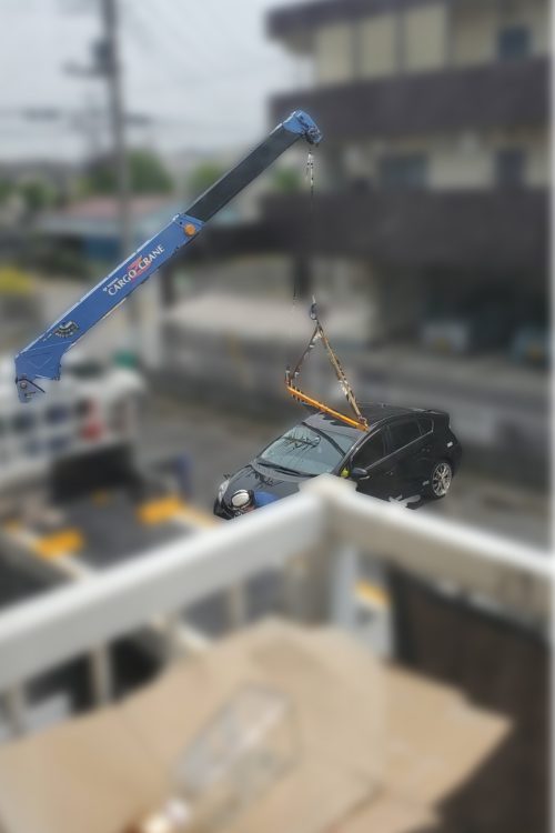 押収される平山容疑者の車