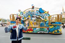 東京ディズニーランドのスペシャルイベント『ドナルドのクワッキー・ダックシティ』、M!LK塩崎太智が遊び尽くす　パレードには初登場キャラも