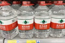 「親日的だ！」と猛批判を受ける中国飲料メーカー「農夫山泉」の受難　騒動の発端はライバル企業創業者への追悼文か