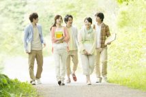 若者の間に浸透する「友達推し活」にモヤモヤ 「一方通行で消費されている感じ」「告白して振られるのが怖いだけなんじゃ…」