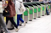 《とにかく人が多い!》都内の電車や駅で気をつけたいマナー違反 「改札前で立ち止まる」「出口でたまる」「リュックをぶつける」