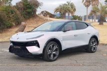 ロータスファンに衝撃が走った「電気自動車メーカーへの転身」宣言 BEVのスーパーSUV「エレトレ」2.5トンの重量級ボディから感じる“新たなロータスらしさ”