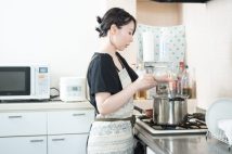夫の「今日は夕飯遅いね」にどう返答すべきか? 妻が自分の家事負担を減らすために取り組むべき“家事をやらない努力”