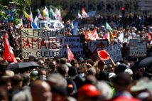 【日本だけじゃない】海外でも行われている年金制度の改悪　フランスでは約9万人参加の大規模な反対デモに発展