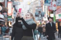 訪日旅行客の「動画撮影」に戸惑う人たち　「電車内で驚きのライブ配信」「飲食店で入店時からずっと撮影」「スクランブル交差点で止まらないで」