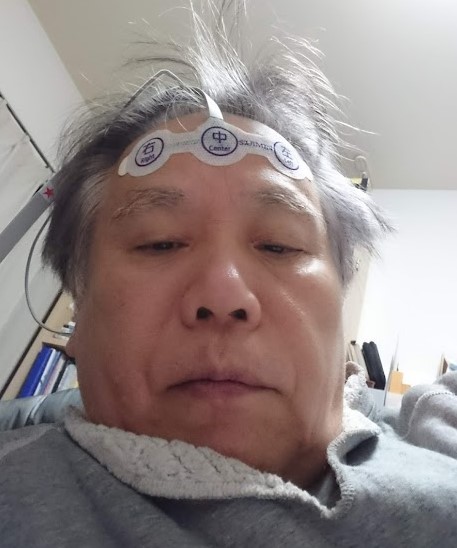 ジャーナリスト・横田増生氏がS'UIMINでの脳波計測を受けた時の様子