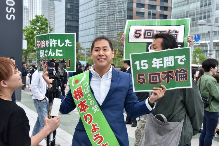 つばさの党から立候補した根本良輔候補は各陣営の街頭演説に突撃を繰り返した（撮影：小川裕夫）
