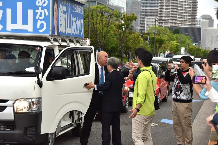 選挙戦最終日、豊洲駅前では日本維新の会と日本保守党の小競り合いが発生していた（撮影：小川裕夫）