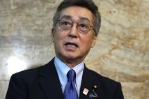 5月8日、報道を受けて、取材に応じる日本維新の会の中条きよし参議院議員(時事通信フォト)