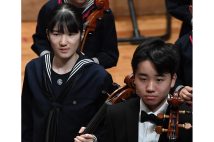 学習院初等科時代から山本さん（右）と共にチェロを演奏され来た（写真は2017年4月、東京・豊島区。写真／JMPA）