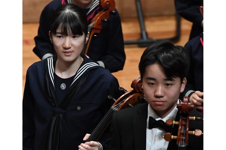 学習院初等科時代から山本さん(右)と共にチェロを演奏されてきた(写真は2017年4月、東京・豊島区。写真/JMPA)