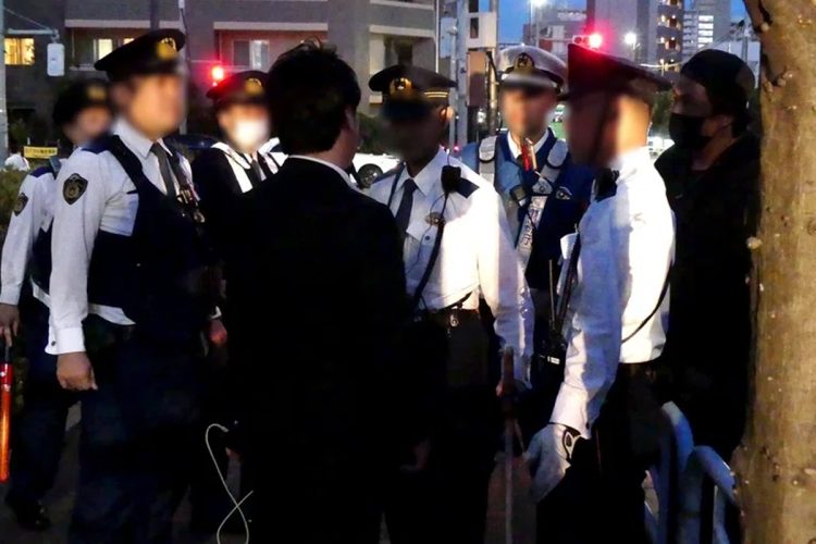 黒川氏は警察の任意同行を拒否する場面も(ちだい氏提供)