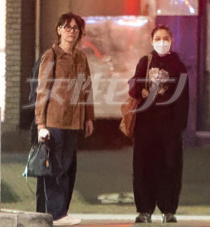 菊地凛子と奈緒の2ショット。共にパンツスタイル