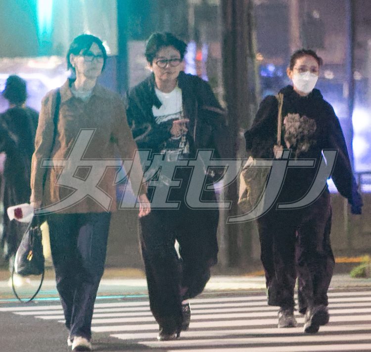妻(菊地凛子、左)同伴もOKの打ち上げだったようだ(中央は染谷、右は奈緒)