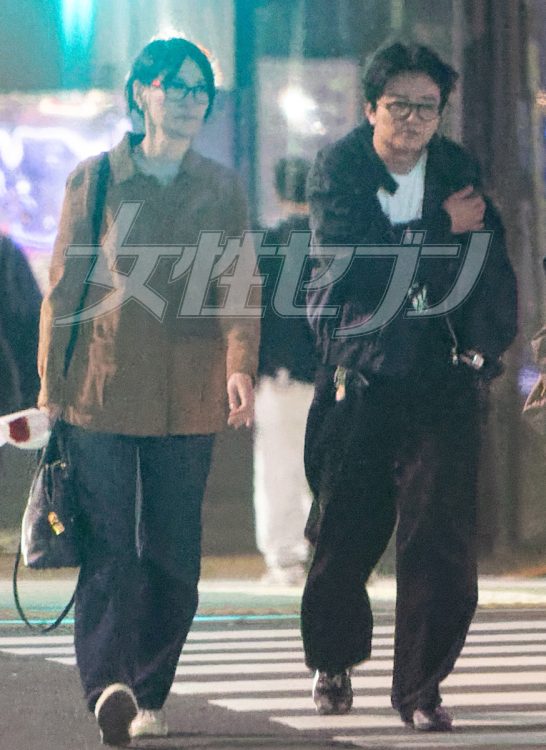 夜道を散歩する菊地と染谷