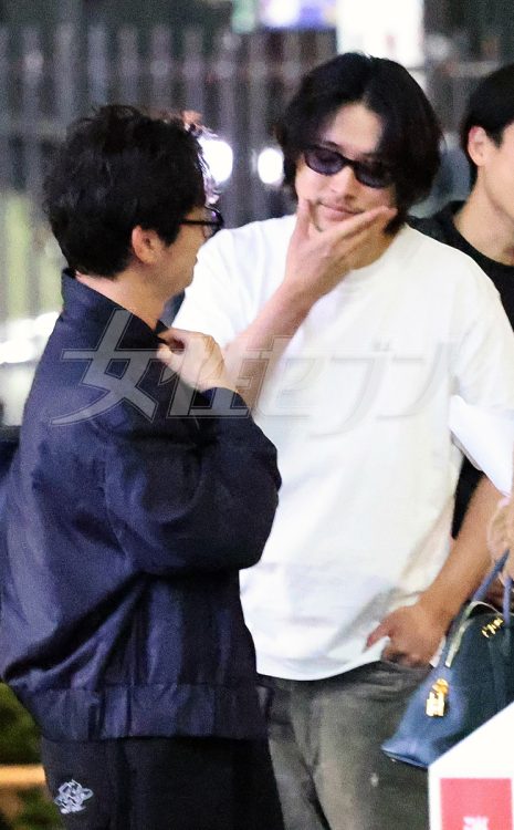 路上で談笑していた山崎賢人と染谷将太