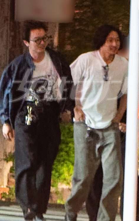 元気に歩く山崎と染谷