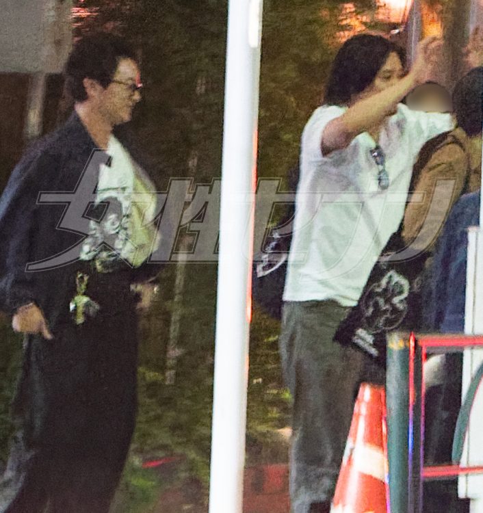 手を振る山崎賢人は白Tシャツ姿