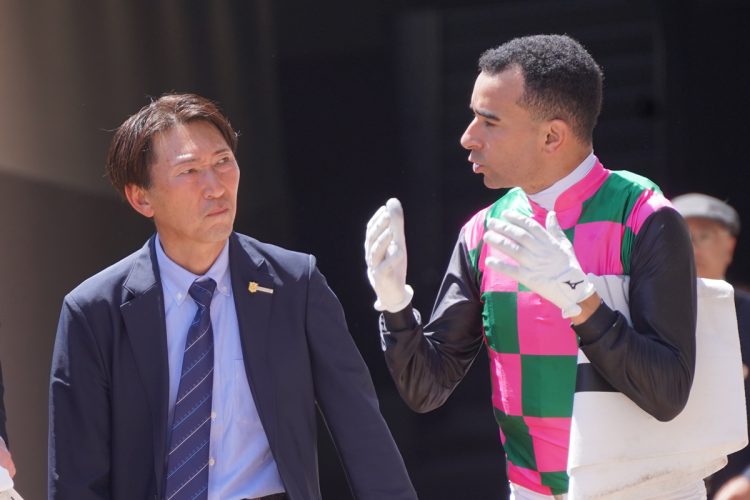 ウィナーズサークルに向かう途中もモレイラ騎手（右）の話に耳を傾ける蛯名正義氏