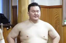 稽古まわし姿で土俵に上がる宮城野親方（時事通信フォト）