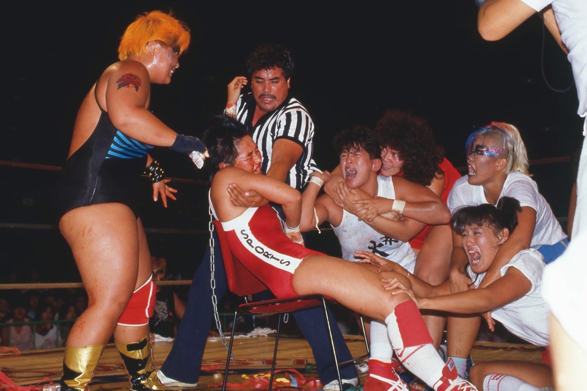 crush gals極悪同盟 全日本女子プロレス　ダンプ松本　ブル中野　昭和 極悪同盟vsクラッシュギャルズ」女子プロレスの“美学”に、世代を