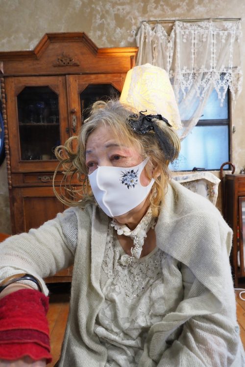 友人の草笛光子さんに作ってもらったマスクを身につけるフジコさん(撮影:中嶌英雄)