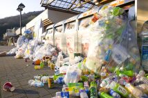 高速道路のパーキングエリアにあふれるプラスチックごみ(写真/アフロ)