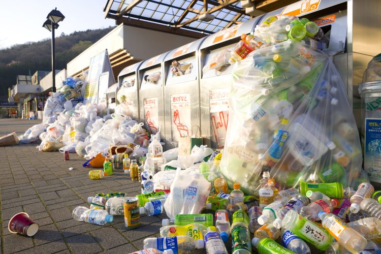高速道路のパーキングエリアにあふれるプラスチックごみ（写真／アフロ）