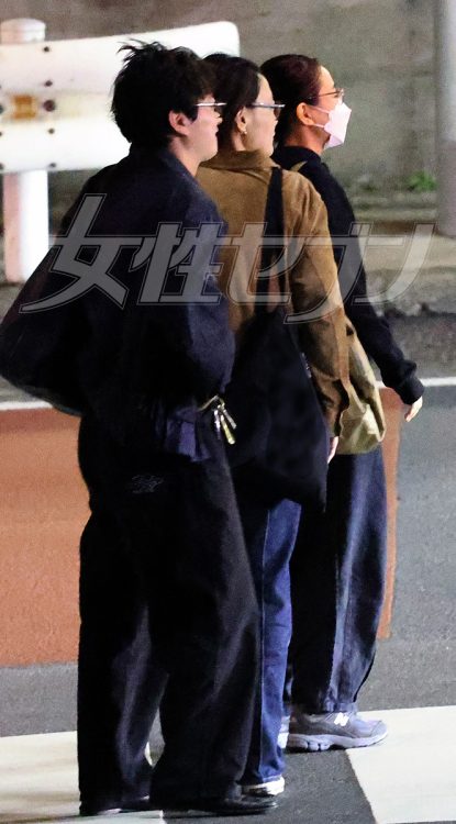 並んだ3人(左から染谷、菊地、奈緒)