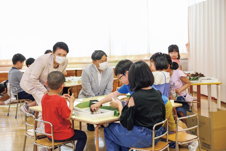 
子供たちに挨拶をされるとすぐにかがむようにして視線を合わせられていた両陛下。お帰りの際にも名残惜しそうに、ギリギリまで子供たちとコミュニケーションを取られていた