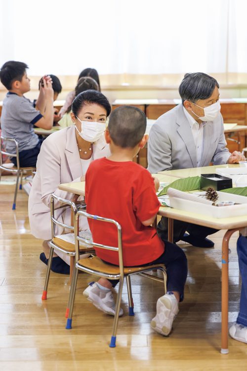 園児と話されながら、時折驚いたご表情も見せられていた雅子さま。子供たちのひらめきに興味津々のご様子だった
