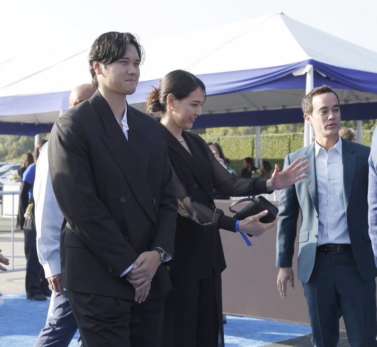 ドジャースタジアムで行われたチャリティーイベントに出席したドジャースの大谷翔平（左）と妻の真美子さん（時事通信フォト）