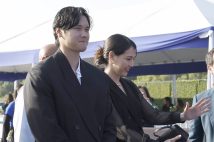 ドジャースタジアムで行われたチャリティーイベントに出席したドジャースの大谷翔平（左）と妻の真美子さん（時事通信フォト）