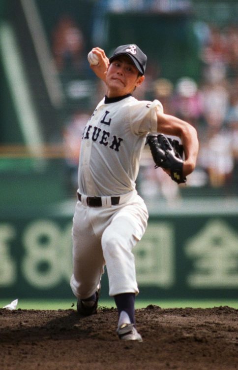 PL学園のエースとして甲子園のマウンドに立つ上重聡（時事通信フォト）