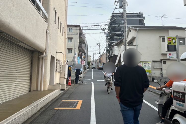 家の周辺には規制線が