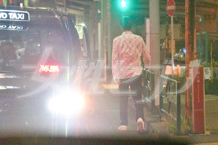 タクシーを拾う