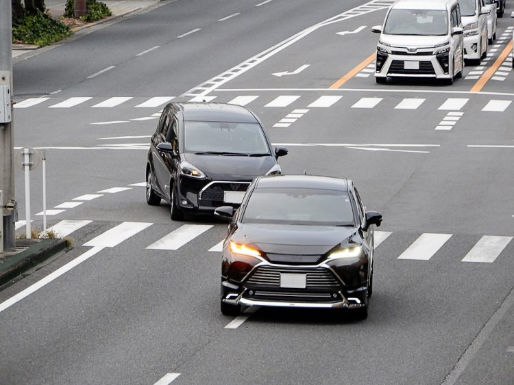 曲がる直前や曲がりながらウィンカーを出すのは道路交通法違反（イメージ）