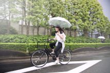 【自転車運転の取り締まり強化】「スマホながら運転」「傘差し運転」などの交通違反 「青切符」には反則金、「赤切符」には厳罰が科される可能性