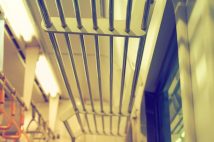 【電車の網棚を利用してますか?】荷物を置かない人たちの事情 「上げ下げで迷惑をかけたくない」「会社PCを置き忘れて処分受けた」「背が低くて届かない」