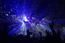《アイドルフェスで暴行事件も》ファンたちが直面する現場のマナー問題 強引な最前管理や座席交換がトラブルの種に