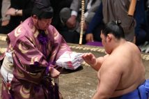 大相撲5月場所、初日から番狂わせ続出で気になる「懸賞金」　大の里ら5人が756万円を獲得、横綱・大関に挑む下位力士が目の色を変える動機に