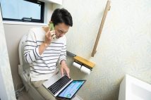 テレワーク時の「電話中にトイレに行きたい」という難題　通話相手に「ちょっとトイレに…」と正直に言えない、小学生みたいな心理も