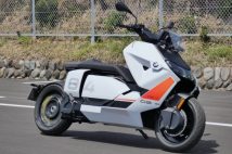 【写真で解剖】未来的デザインの電動バイク・BMW「CE 04」に乗ってみた 限定解除も不要のシティコミューターとしての割り切り